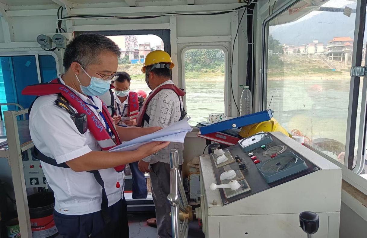 海事部门对来宾至桂平2000级航道工程施工No3标段项目施工现场及人员持证情况进行专项检查
